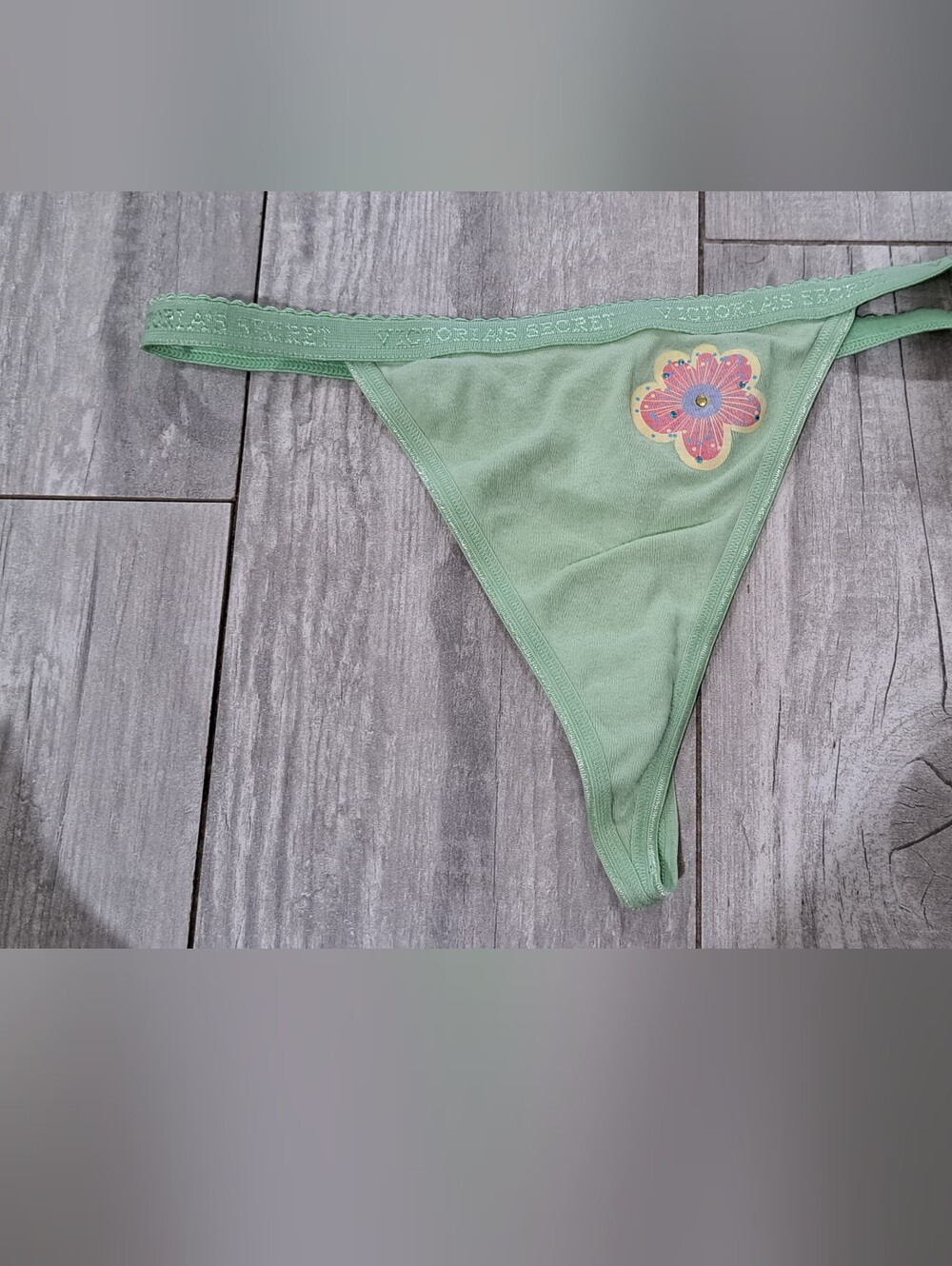 Victpria Secret V-string - Picture 2 of 3